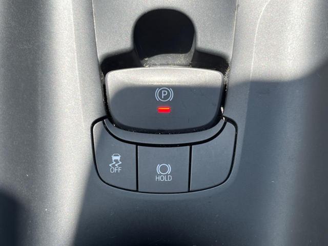 【電動パーキングブレーキ】パーキングブレーキは便利な電動式！ボタン一つで操作でき、アクセルを踏めば自動で解除されます♪レバーやペダルが無いので運転席廻りもすっきりしますね♪