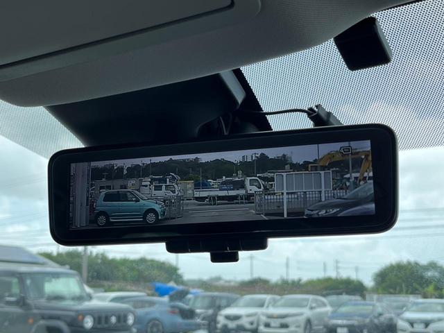 【インテリジェントルームミラー】後席の大きな荷物や同乗者で後方が確認しづらい時でも安心！カメラが撮影した車両後方の映像をルームミラー内に表示。クリアな視界で状況の確認が可能です！