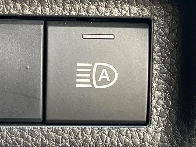 【アダプティブハイビーム】遠くまで明るく照らすハイビームを先行車や対向車に照射しない様、自動で調整！毎回手動で切り替える必要がなく、夜間走行時のストレスも軽減。安全性向上にも寄与します。