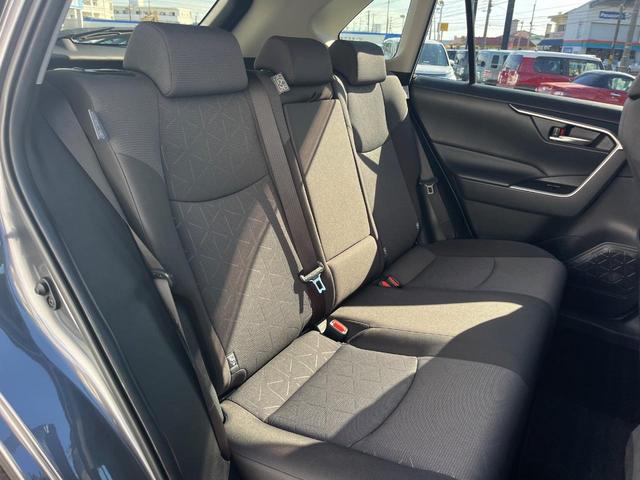 後部座席も気になるようなキズ・汚れやへたり等、大きなダメージはなく、良好な状態です。