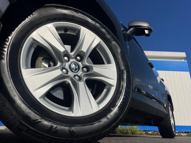 【純正アルミホイール】外観にマッチした純正アルミホイールを装着しております。各種社外アルミホイールや、スタッドレスタイヤも取扱いしております。是非ご相談ください♪