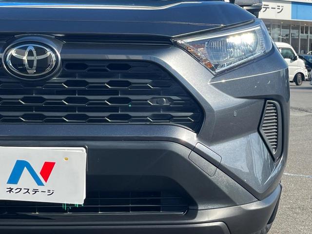 【ＬＥＤヘッドライト】悪天候や夜間走行時も良好な視界を確保し安心して運転できる高輝度ＬＥＤヘッドライトを装備！点灯速度が早く、消費電力も抑えられています。