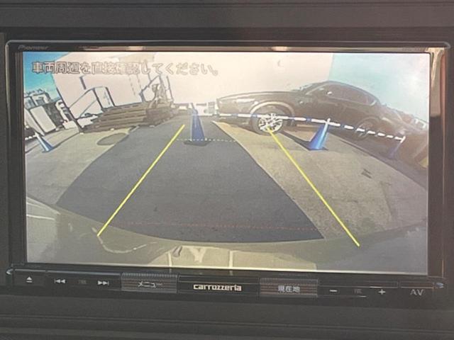 【バックカメラ】駐車時に後方がリアルタイム映像で確認できます。大型商業施設や立体駐車場での駐車時や、夜間のバック時に大活躍！運転スキルに関わらず、今や必須となった装備のひとつです！