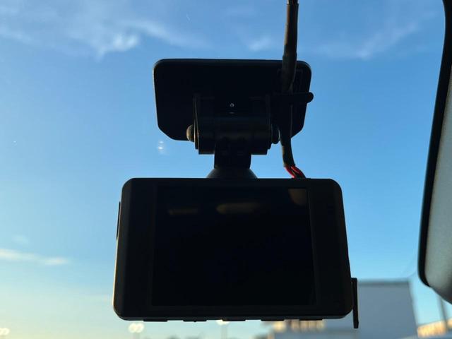 【ドライブレコーダー】安心・安全なカーライフに必須のドライブレコーダーを装備！走行中はもちろん、あおり運転や事故に遭遇した際の状況も映像で記録し、万一のリスクに備えます。