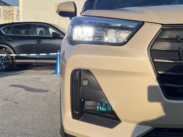 【ＬＥＤヘッドライト】悪天候や夜間走行時も良好な視界を確保し安心して運転できる高輝度ＬＥＤヘッドライトを装備！点灯速度が早く、消費電力も抑えられています。