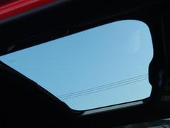 【ガラスルーフ】ガラスルーフ搭載で車内の解放感が一気にアップ！開放的なドライブをお楽しみいただけます。 6