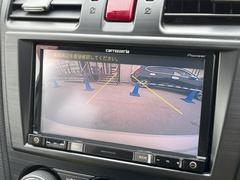 【バックカメラ】駐車時に後方がリアルタイム映像で確認できます。大型商業施設や立体駐車場での駐車時や、夜間のバック時に大活躍！運転スキルに関わらず、今や必須となった装備のひとつです！ 4