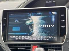 【大画面ナビ】人気の大型１０インチナビを装備。存在感のある大画面はインパクト大！ナビ利用時のマップ表示は見やすく、テレビやＤＶＤは臨場感がアップ！いつものドライブがグッと楽しくなります♪ 3