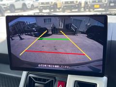 【バックカメラ】駐車時に後方がリアルタイム映像で確認できます。大型商業施設や立体駐車場での駐車時や、夜間のバック時に大活躍！運転スキルに関わらず、今や必須となった装備のひとつです！ 5