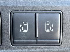 【両側パワースライドドア】スマートキーや運転席のスイッチで後席両側スライドドアの開閉が可能♪電動だから力を入れてドアを開ける必要が無く、小さなお子様でも簡単に開け閉めでき快適です♪ 7