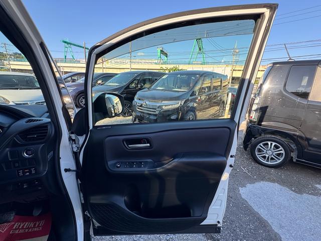 ヴォクシー ＺＳ　本土車両　一年保証　両側パワースライドドア　アイドリングＯＦＦスイッチ　エコカー　スマートキー（22枚目）