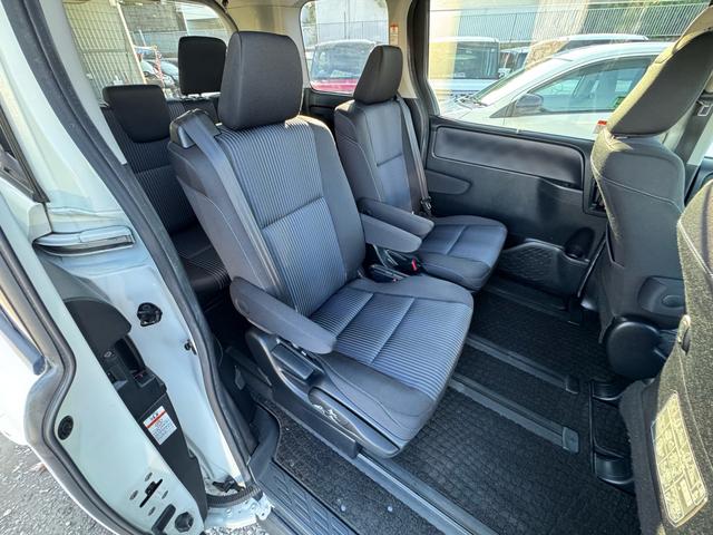 ヴォクシー ＺＳ　本土車両　一年保証　両側パワースライドドア　アイドリングＯＦＦスイッチ　エコカー　スマートキー（27枚目）