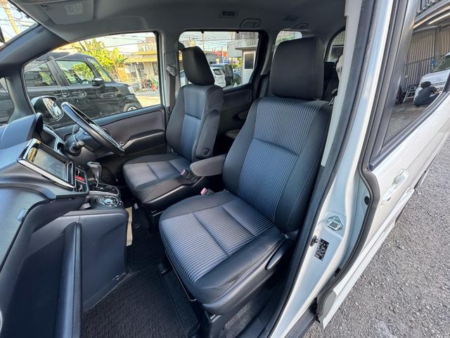 ヴォクシー ＺＳ　本土車両　一年保証　両側パワースライドドア　アイドリングＯＦＦスイッチ　エコカー　スマートキー（32枚目）