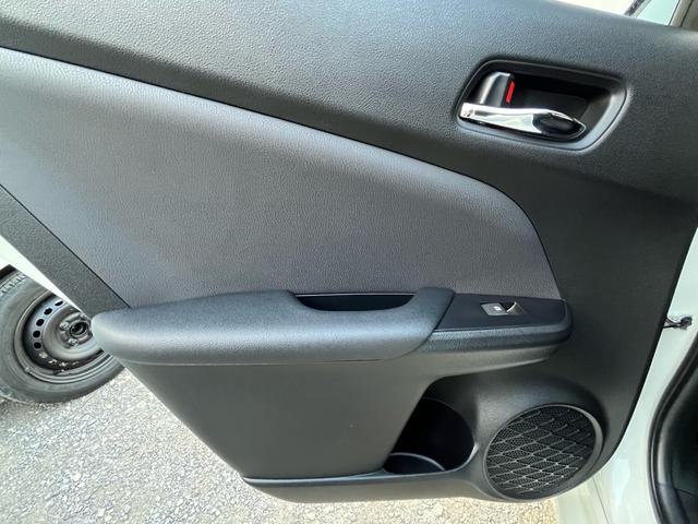プリウス Ｓ　ナビ　ＣＤ　ＤＶＤ　ＡＭ　ＦＭ　ラジオ　ＴＶ　Ｂｌｕｅｔｏｏｔｈ　ＥＴＣ　ステアリングスイッチ　プッシュスタート　スマートキー２個（30枚目）