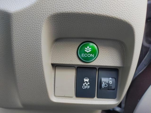 緑のボタンはアイドリングストップスイッチ、その下にあるのが横滑り防止機能、隣にあるのはヘッドライトを上下に調整するダイヤルです☆