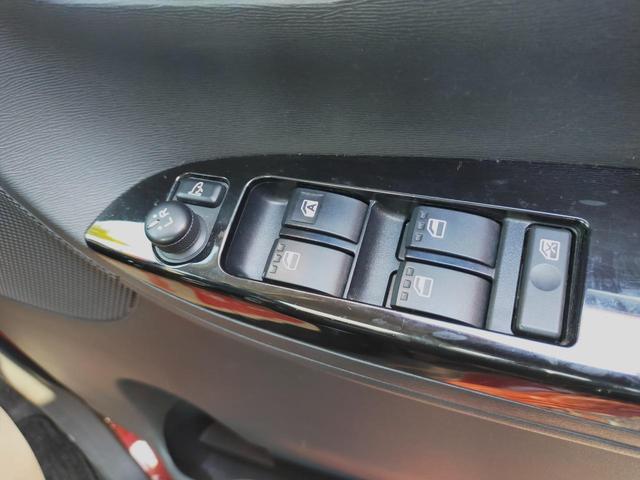 窓のスイッチ先頭に付いているコントローラーで、運転席に座っていながら電動でミラーの角度調整、折り畳み可能♪