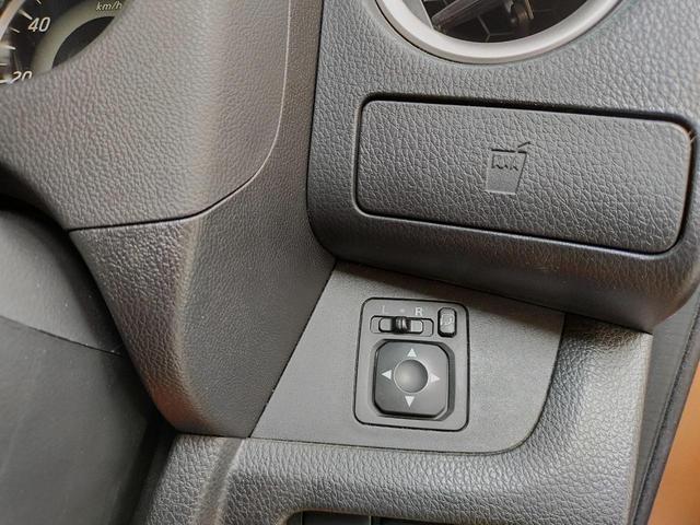 ハンドル右側に付いているスイッチで、運転席に座っていながらサイドミラー折り畳み、角度調整できます☆