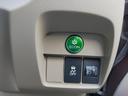 緑のボタンはアイドリングストップスイッチ、その下にあるのが横滑り防止機能、隣にあるのはヘッドライトを上下に調整するダイヤルです☆ 8