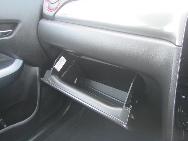 グローブボックスには、車検証などを入れておくのに便利な収納スペース！