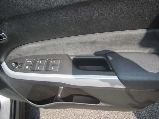窓の開け閉めや、ドアミラーの調整など運転中でもボタン１つで簡単操作が出来る便利なアイテムです♪