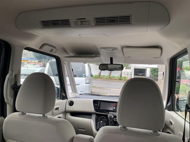 セカンドシートはリクライニング可能でくつろぎの空間。大人二人が乗っても十分なスペースが確保されております。