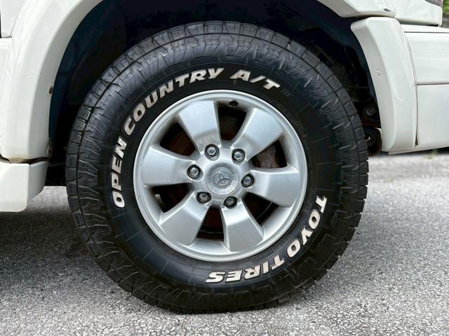 ハイラックスサーフ ＳＳＲ－Ｘ　プレミアムセレクション　☆ハーフレザーシート☆４ＷＤ☆１ＫＺターボエンジン☆社外ナビ☆　リアマウントスペアタイヤ☆　リアスポイラー☆　トレーラーヒッチマウント☆１６インチ純正ホイル（13枚目）