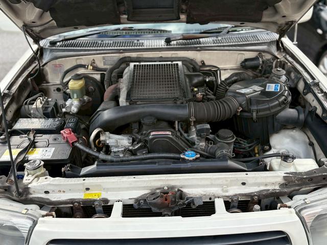 ハイラックスサーフ ＳＳＲ－Ｘ　プレミアムセレクション　☆ハーフレザーシート☆４ＷＤ☆１ＫＺターボエンジン☆社外ナビ☆　リアマウントスペアタイヤ☆　リアスポイラー☆　トレーラーヒッチマウント☆１６インチ純正ホイル（14枚目）