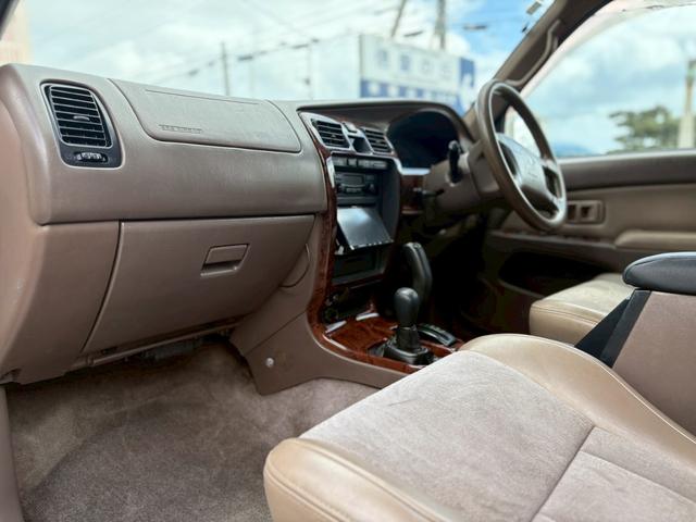 ハイラックスサーフ ＳＳＲ－Ｘ　プレミアムセレクション　☆ハーフレザーシート☆４ＷＤ☆１ＫＺターボエンジン☆社外ナビ☆　リアマウントスペアタイヤ☆　リアスポイラー☆　トレーラーヒッチマウント☆１６インチ純正ホイル（15枚目）