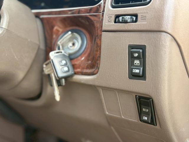 ハイラックスサーフ ＳＳＲ－Ｘ　プレミアムセレクション　☆ハーフレザーシート☆４ＷＤ☆１ＫＺターボエンジン☆社外ナビ☆　リアマウントスペアタイヤ☆　リアスポイラー☆　トレーラーヒッチマウント☆１６インチ純正ホイル（27枚目）