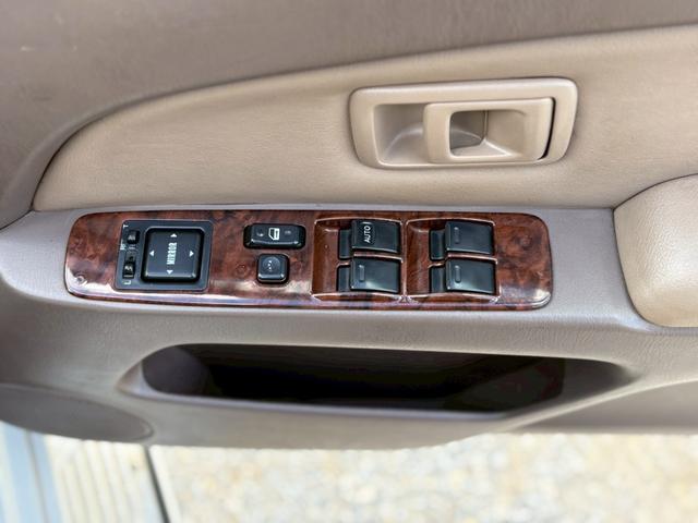 ハイラックスサーフ ＳＳＲ－Ｘ　プレミアムセレクション　☆ハーフレザーシート☆４ＷＤ☆１ＫＺターボエンジン☆社外ナビ☆　リアマウントスペアタイヤ☆　リアスポイラー☆　トレーラーヒッチマウント☆１６インチ純正ホイル（28枚目）