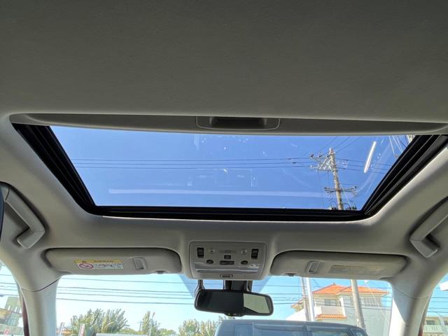 【サンルーフ】ボタンひとつで開閉可能！開放感たっぷりのサンルーフが装着されています！車内に明かりを取り入れたり景色を楽しむ以外にも、よどみがちな車内の空気も簡単に換気できて快適です！