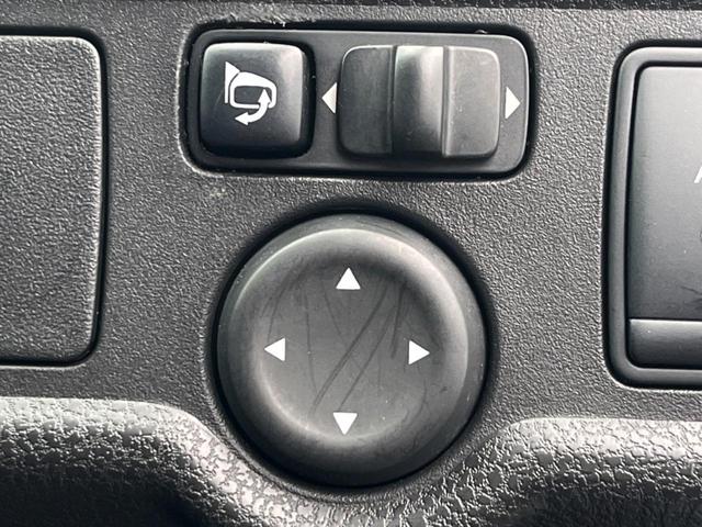 【電動格納ミラー】サイドミラーは電動格納式となっており、狭い駐車場でもキズがつくリスクを抑えられます。