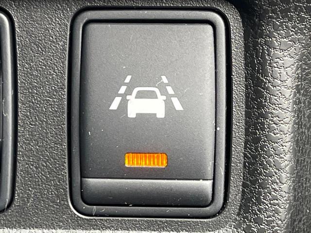 【車線逸脱警報】道路上の白（黄）線を認識し、意図せず走行中の車線からはみ出しそうになった時、メーター内の警告灯とブザーで注意喚起してくれる安心・安全機能です♪