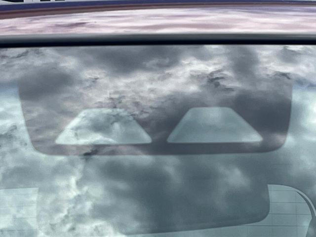 【スマートアシスト】走行中に前方の車両等を認識し、衝突しそうな時は警報とブレーキで衝突回避と被害軽減をアシスト。より安全にドライブをお楽しみいただけます。