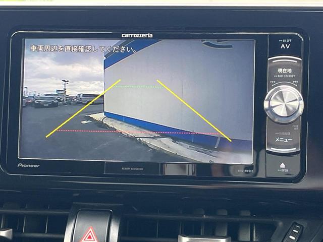 【バックカメラ】駐車時に後方がリアルタイム映像で確認できます。大型商業施設や立体駐車場での駐車時や、夜間のバック時に大活躍！運転スキルに関わらず、今や必須となった装備のひとつです！