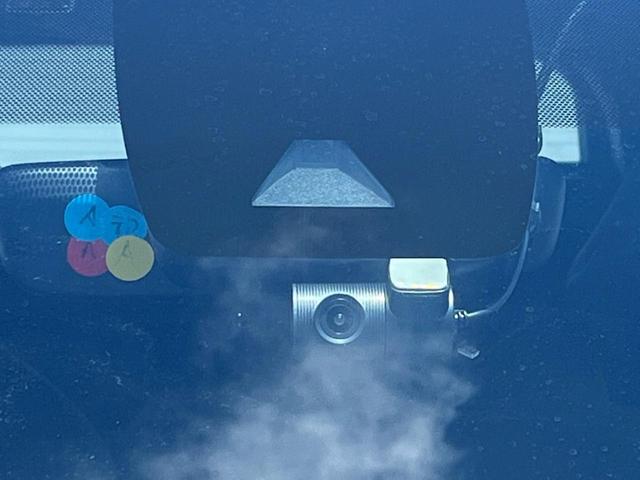 【トヨタセーフティセンス】走行中に前方の車両等を認識し、衝突しそうな時は警報とブレーキで衝突回避と被害軽減をアシスト。より安全にドライブをお楽しみいただけます。