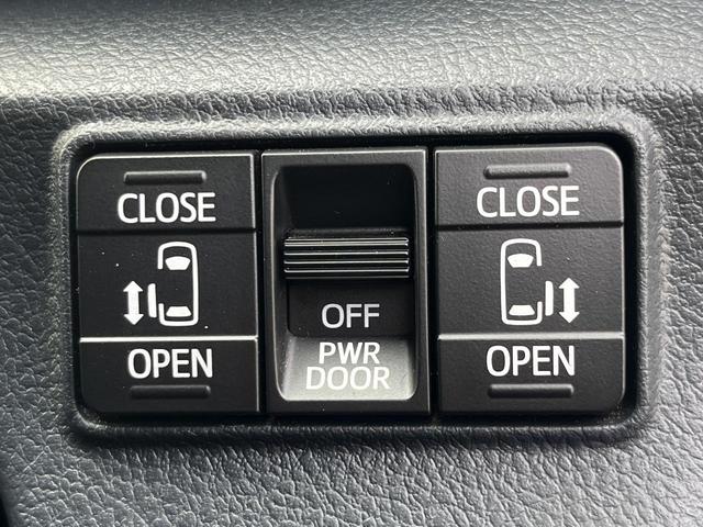 【両側スライドドア】駐車場で隣の車との間隔が狭く乗りにくい時、スライドドアなら安心！ドアオープン時も幅を取らず、開口部が広いので乗り降りがとっても簡単です。大きな荷物の出し入れも後席から可能♪