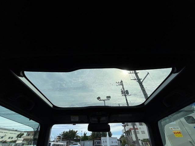 【サンルーフ】開放感たっぷりの希少装備、サンルーフが装着されています！車内に明かりを取り入れたり景色を楽しむ以外にも、車内の空気も簡単に換気できて快適です！