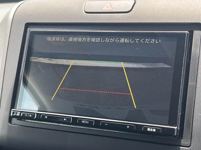 【バックカメラ】駐車時に後方がリアルタイム映像で確認できます。大型商業施設や立体駐車場での駐車時や、夜間のバック時に大活躍！運転スキルに関わらず、今や必須となった装備のひとつです！