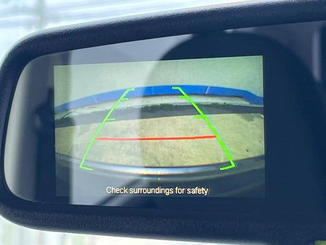 【バックカメラ】駐車時に後方がリアルタイム映像で確認できます。大型商業施設や立体駐車場での駐車時や、夜間のバック時に大活躍！運転スキルに関わらず、今や必須となった装備のひとつです！