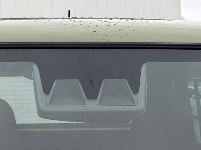 【スマートアシスト】走行中に前方の車両等を認識し、衝突しそうな時は警報とブレーキで衝突回避と被害軽減をアシスト。より安全にドライブをお楽しみいただけます。