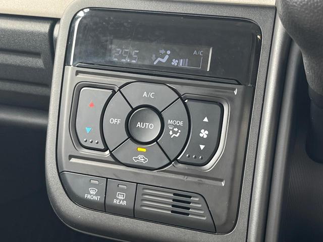 【オートエアコン】一度お好みの温度に設定すれば、車内の温度を検知し風量や温度を自動で調整。暑い…寒い…と何度もスイッチ操作をする必要はありません。快適な車内空間には必須の機能ですね♪