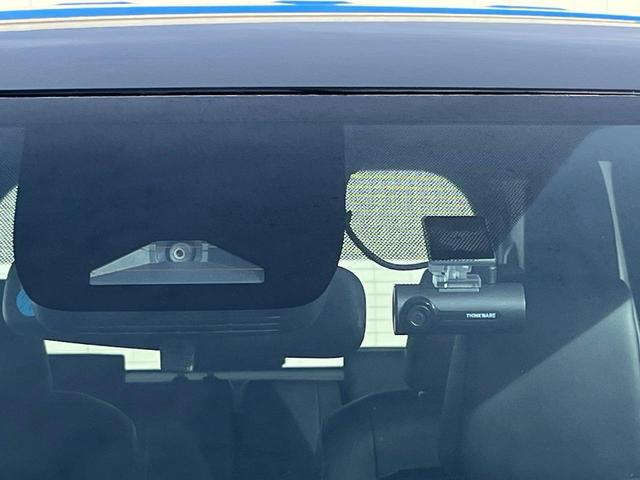 【プリクラッシュセーフティ】前方の車両等を検知し、衝突しそうな時は警報で注意を促し、ブレーキを踏む力をサポート。ブレーキを踏めなかった場合は衝突被害軽減ブレーキが作動、衝突回避をサポートします。