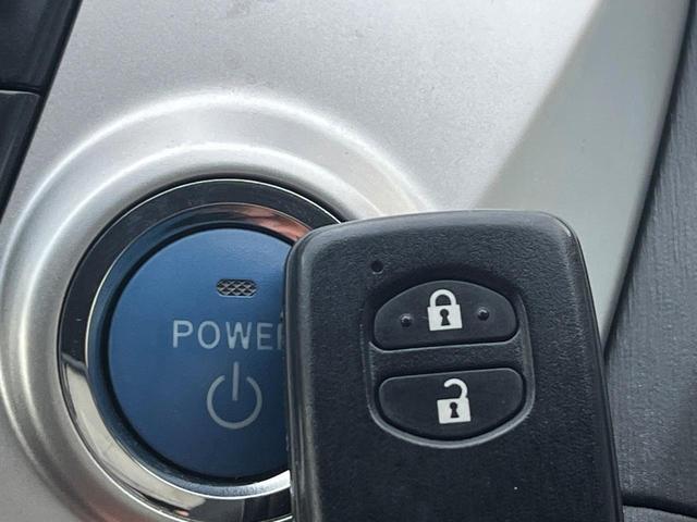 【オートエアコン】一度お好みの温度に設定すれば、車内の温度を検知し風量や温度を自動で調整。暑い…寒い…と何度もスイッチ操作をする必要はありません。快適な車内空間には必須の機能ですね♪