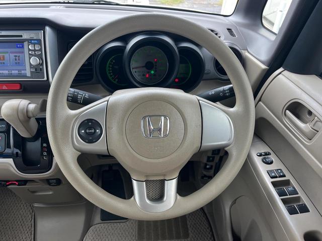 インテリアに合わせたデザインのステアリングは、運転される方のことも考え、運転しやすい形状、大きさです。是非一度、実際に触ってお確かめください。