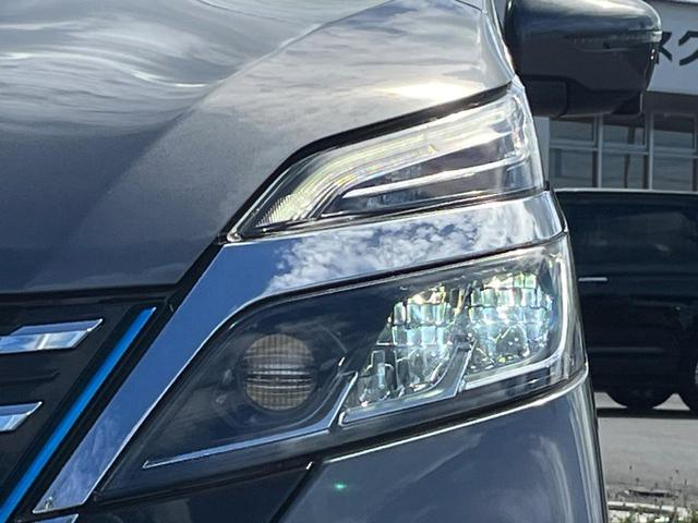 【LEDヘッドライト】悪天候や夜間走行時も良好な視界を確保し安心して運転できる高輝度LEDヘッドライトを装備!点灯速度が早く、消費電力も抑えられています。