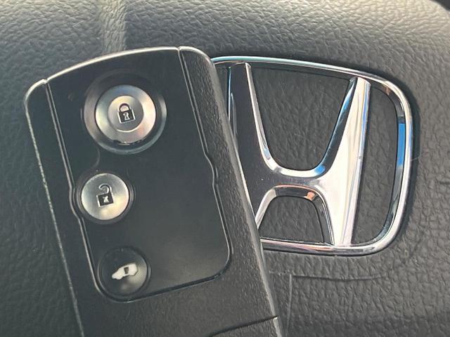【Hondaスマートキー】カバンやポケットに入れたままでもドアの施錠・解錠が可能なスマートキーを装備。エンジンのオン・オフ時もカギを取り出す必要が無いからとっても便利です♪