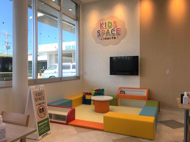 大きなキッズスペースも完備!小さなお子様連れでも、ゆっくりとお車探しをお楽しみいただけます。