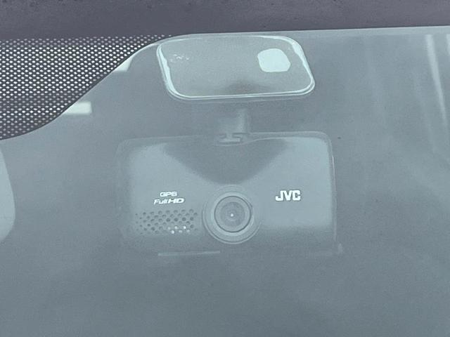 【ドライブレコーダー】安心・安全なカーライフに必須のドライブレコーダーを装備！走行中はもちろん、あおり運転や事故に遭遇した際の状況も映像で記録し、万一のリスクに備えます。