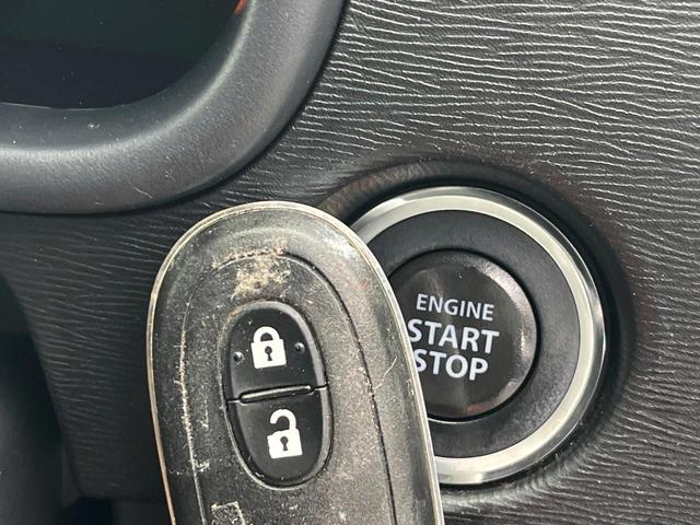 【キーレススタートシステム】カバンやポケットに入れたままでもドアの施錠・解錠が可能なスマートキーを装備。エンジンのオン・オフ時もカギを取り出す必要が無いからとっても便利です♪